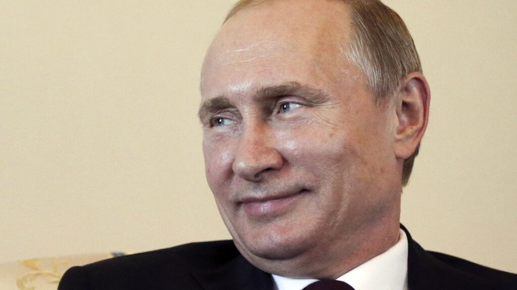 Портрет Владимира Путина в костюме, крупный план.