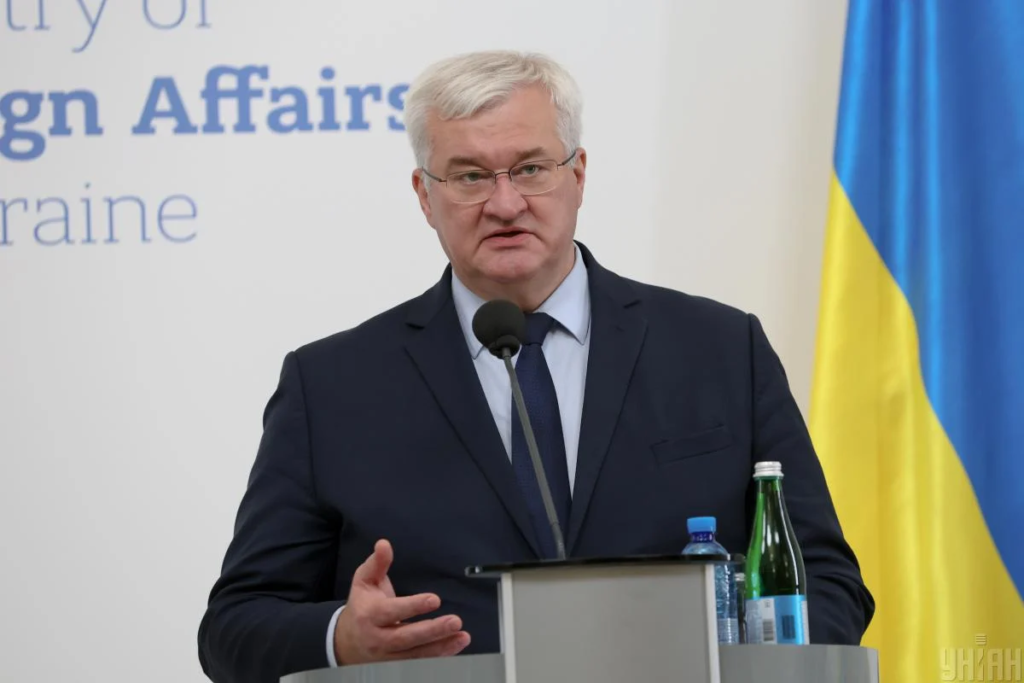 Андрей Сибига выступает у трибуны на фоне флага Украины.