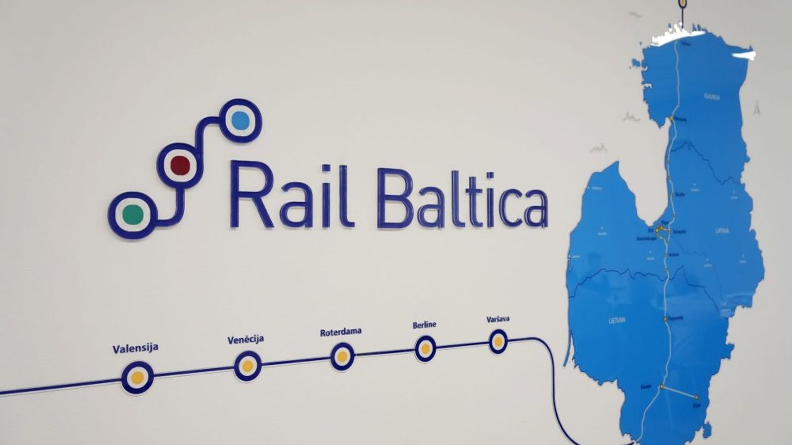 Логотип Rail Baltica и схема маршрута на стенде с картой стран Балтии.