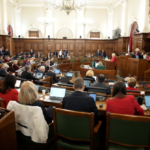 Депутаты в зале парламента Латвии во время заседания.