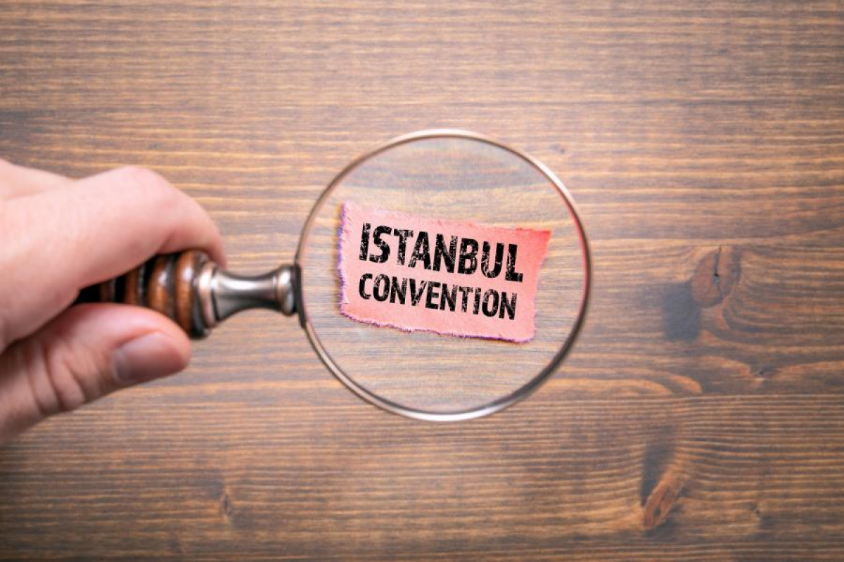 Лупа над надписью «Istanbul Convention» на деревянном фоне.