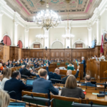 Депутаты заседают в парламентском зале во время пленарного обсуждения.