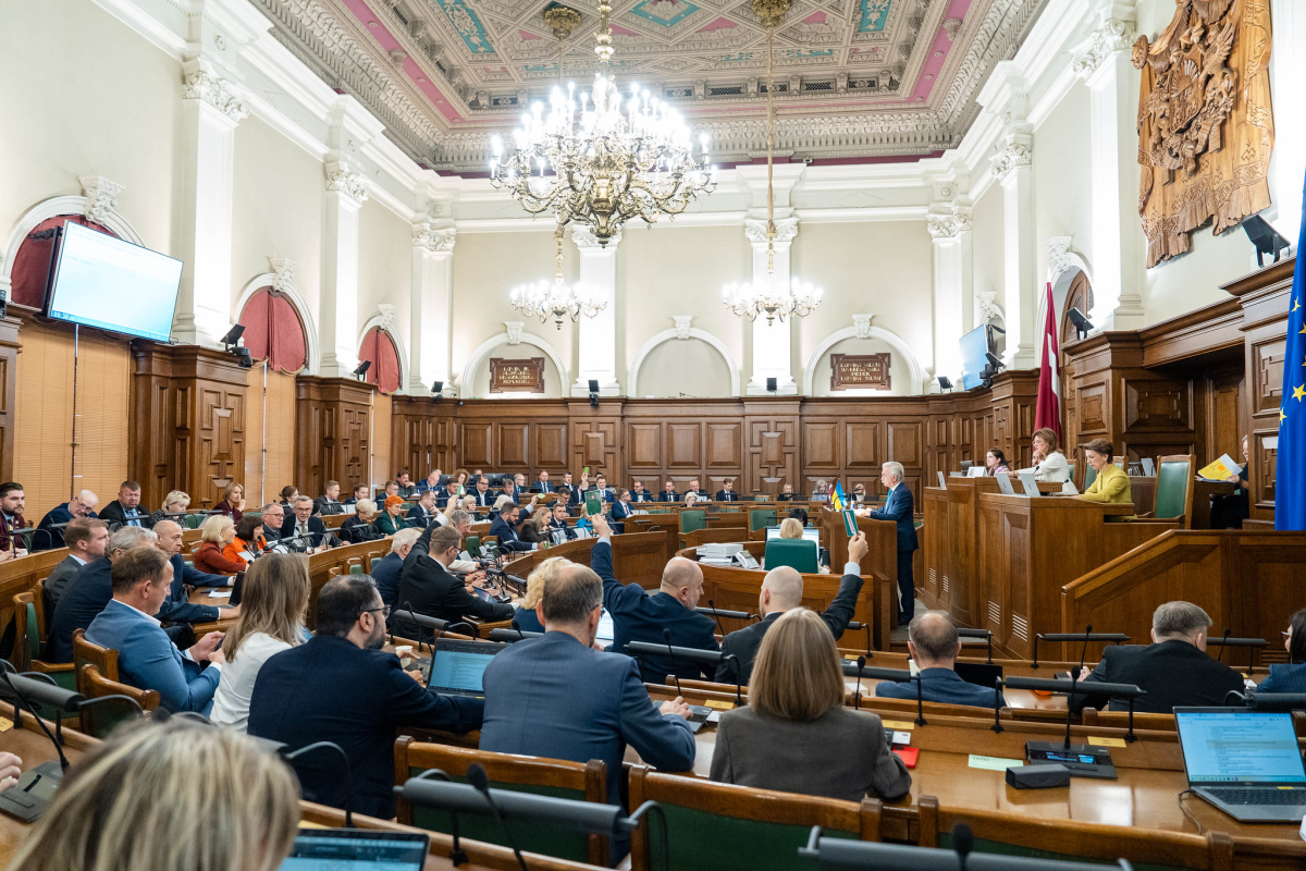 Депутаты заседают в парламентском зале во время пленарного обсуждения.
