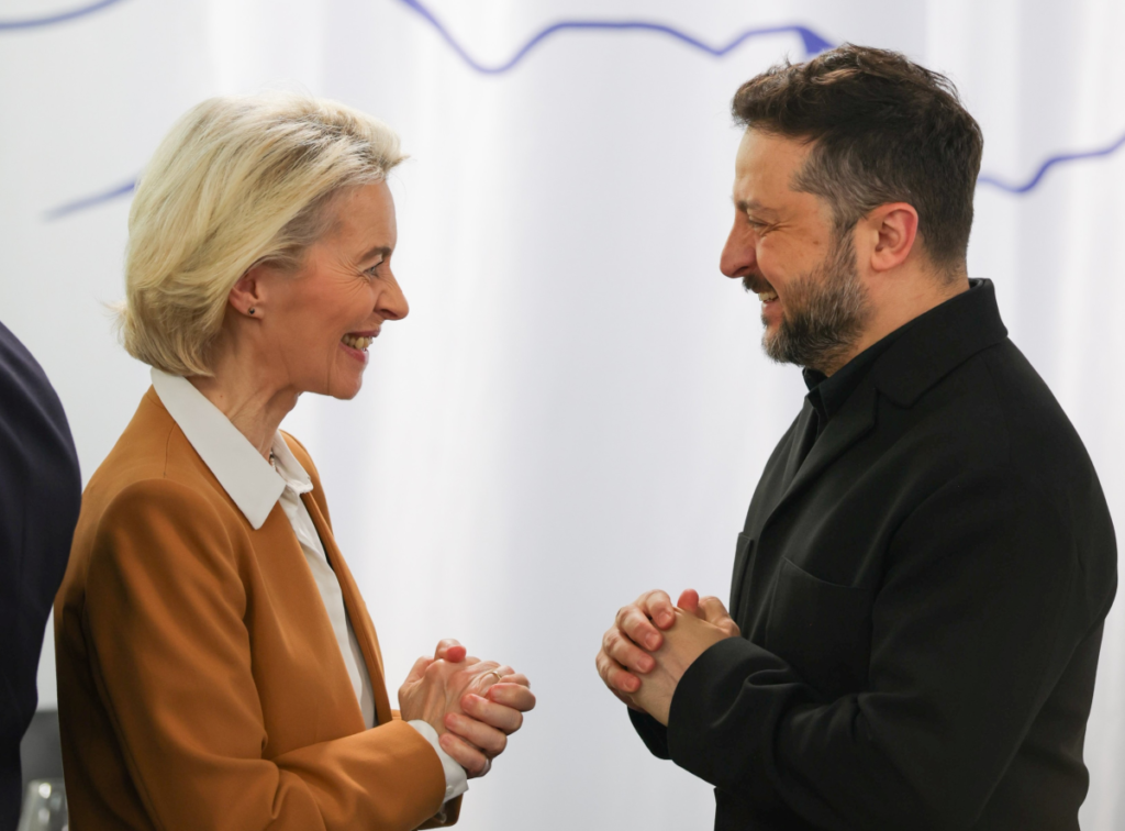 Урсула фон дер Ляйен и Владимир Зеленский улыбаются и разговаривают друг с другом.