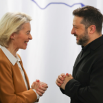 Урсула фон дер Ляйен и Владимир Зеленский улыбаются и разговаривают друг с другом.