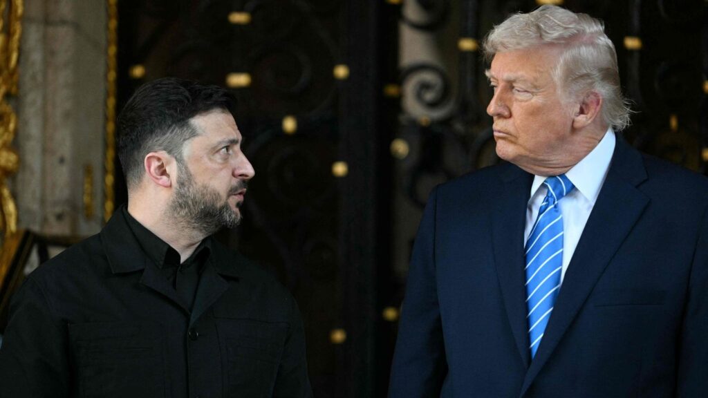 Дональд Трамп и Владимир Зеленский смотрят друг на друга на официальной встрече.