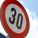 Дорожный знак ограничения скорости 30 на фоне неба.