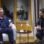 Барт Де Вевер и Владимир Зеленский сидят друг напротив друга во время встречи в Брюсселе.