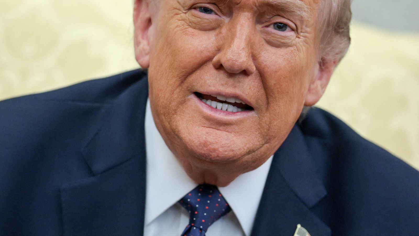 Дональд Трамп крупным планом в костюме и галстуке.