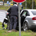Водитель Audi в Зиепниеккалнсе врезался в фонарный столб после опасного маневра другого авто