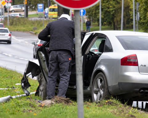Водитель Audi в Зиепниеккалнсе врезался в фонарный столб после опасного маневра другого авто