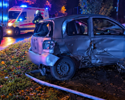 Водитель BMW с 2,28 промилле устроил ДТП в Риге, страховка автомобиля просрочена